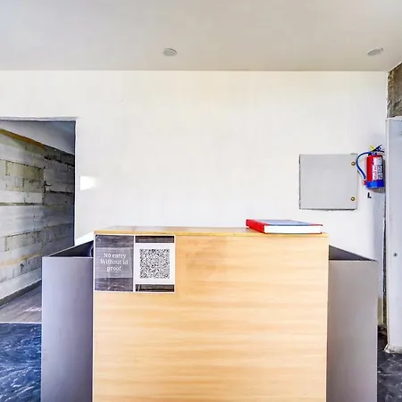 Hotel Capital O Mannat Near Shalimar Bagh Metro Station